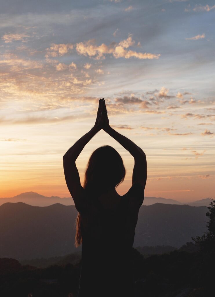 Lichaam en geest in balans. Vrouw in de natuur doet yoga oefening.