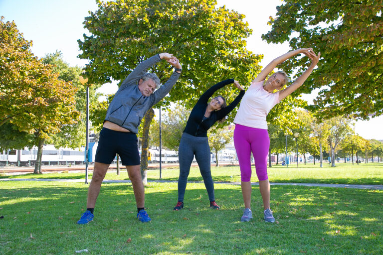 sporten tijdens kanker. Drie mensen sporten tijdens kanker in de natuur.